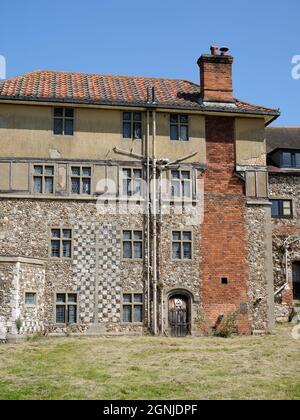 Tudor Farmhouse nel terreno del 14 ° secolo Leiston Abbey a Suffolk, Inghilterra Regno Unito Foto Stock