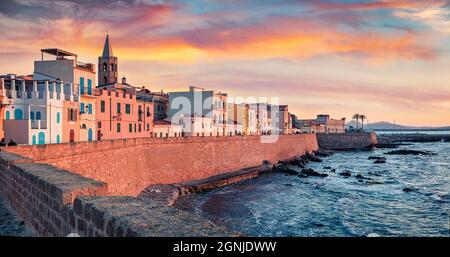 Fantastico tramonto nella vecchia fortezza del porto di Alghero, provincia di Sassari, Italia, Europa. Incredibile serata estiva sull'isola di Sardegna, mare Mediterraneo Foto Stock