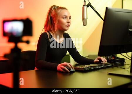 E-sport professionale gamer ragazza streaming e gioca online video gioco Sul PC Foto Stock