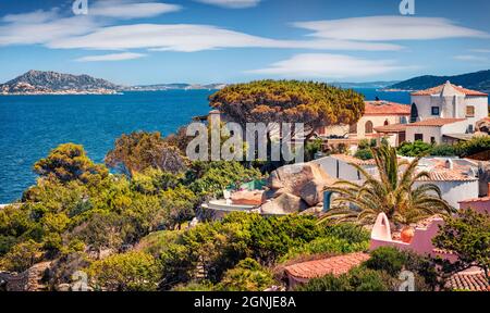 Calda giornata estiva nel porto di Rafael, provincia di Olbia-Tempio, Italia, Europa. Luminosa vista mattutina della Sardegna. Colorato mare Mediterraneo. Fatt Foto Stock