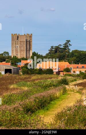 Castello di Orford attraverso i campi dal fiume ore, Orford, Suffolk, Inghilterra Foto Stock