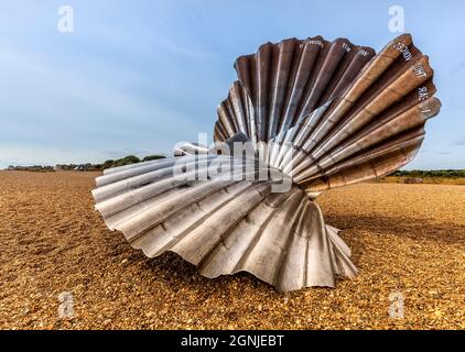 La scultura di Aldeburgh Scallop sulla spiaggia di ghiaia, Suffolk, Inghilterra Foto Stock