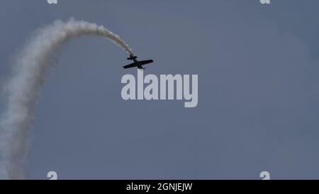 Maribor Airshow Slovenia AGOSTO, 15, 2021 l'aereo Aerobatic esegue manovre estreme durante un'esposizione aerea. MX Aircraft MXS di Veres Zoltan Foto Stock