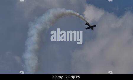 Maribor Airshow Slovenia AGOSTO, 15, 2021 l'aereo Aerobatic esegue manovre estreme durante un'esposizione aerea. MX Aircraft MXS di Veres Zoltan Foto Stock