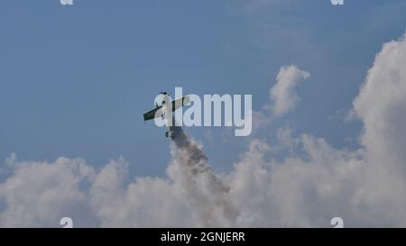Maribor Airshow Slovenia AGOSTO, 15, 2021 l'aereo Aerobatic esegue manovre estreme durante un'esposizione aerea. MX Aircraft MXS di Veres Zoltan Foto Stock