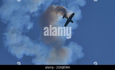 Maribor Airshow Slovenia AGOSTO, 15, 2021 l'aereo Aerobatic esegue manovre estreme durante un'esposizione aerea. MX Aircraft MXS di Veres Zoltan Foto Stock