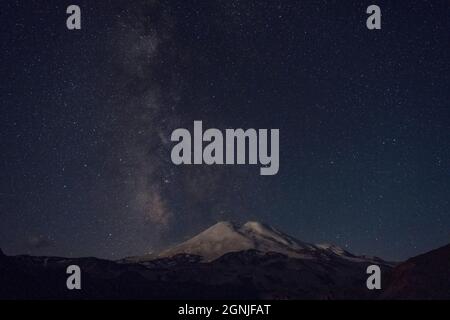 Stelle di notte e Monte Elbrus Foto Stock