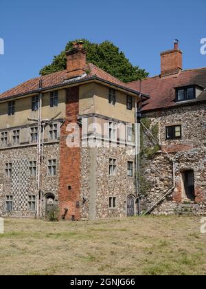 Tudor Farmhouse nel terreno del 14 ° secolo Leiston Abbey a Suffolk, Inghilterra Regno Unito Foto Stock