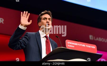 Brighton UK 26 Settembre 2021 - ed Miliband il Segretario di Stato ombra per le imprese, l'energia e la strategia industriale parla alla Conferenza del Partito del lavoro che si svolge nel Centro di Brighton : Credit Simon Dack / Alamy Live News Foto Stock
