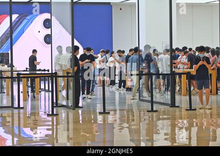 Nanning, Nanning, Cina. 26 settembre 2021. Il 24 settembre 2021, a Nanning, regione autonoma di Guangxi Zhuang, la serie di telefoni cellulari iPhone 13 ha iniziato a essere venduta, e i consumatori allineati per acquistare nuovi telefoni cellulari presso i negozi Apple. Lo stesso giorno, la nuova serie iPhone 13 di AppleÃ¢â‚¬â„¢è stata ufficialmente messa in vendita, a partire da 5,199 yuan. I consumatori possono acquistarli tramite il sito Web ufficiale di AppleÃ¢â‚¬â„¢, i negozi diretti ufficiali, i negozi di punta Tmall, i negozi autorizzati offline e altri canali. Si comprende che durante il periodo di tre giorni dal 24 al 26 settembre, i negozi di vendita diretta di Apple solo ac Foto Stock