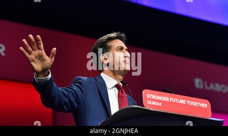 Brighton UK 26 Settembre 2021 - ed Miliband il Segretario di Stato ombra per le imprese, l'energia e la strategia industriale parla alla Conferenza del Partito del lavoro che si svolge nel Centro di Brighton : Credit Simon Dack / Alamy Live News Foto Stock