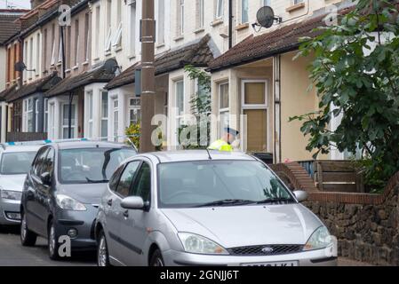 Hainault Avenue, Westcliff on Sea, Essex, Regno Unito. 26 settembre 2021. Hainault Avenue a Westcliff è stato chiuso dalla polizia dalle 23:00 circa il sabato sera, il 25 settembre 2021, con segnalazioni non confermate di un omicidio. Vari furgoni e veicoli della polizia sono stati visti entrare nell'area chiusa. La strada è ancora chiusa alle 10:00 di domenica mattina. AGGIORNAMENTO: È stato confermato che un maschio, James Avis, ha ceduto a lesioni subite durante un attacco nonostante gli sforzi di paramedici sulla scena. Due maschi di 24 anni (Radu ciobanu) e 27 sono stati arrestati per sospetto di omicidio Foto Stock