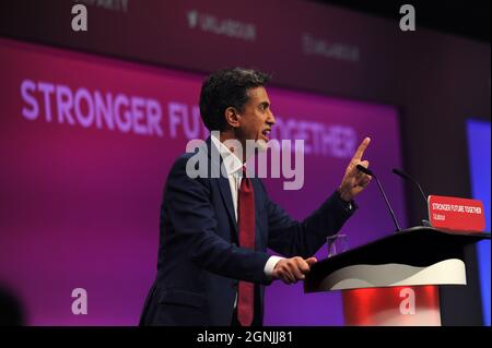 Brighton, Inghilterra. 26 settembre 2021. Il deputato di ed Miliband, Shadow Secretary of state for Business, Energy and Industrial Strategy, ha tenuto il suo discorso di apertura sul dibattito su ambiente, energia e cultura, durante la prima sessione del secondo giorno della conferenza annuale del partito laburista al Brighton Centre. Kevin Hayes/Alamy Live News Foto Stock