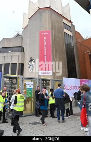 Brighton, Regno Unito. 26 settembre 2021. I delegati arrivano per la Conferenza del Partito Laburista che si svolge nel Brighton Center : Credit Simon Dack/Alamy Live News Foto Stock