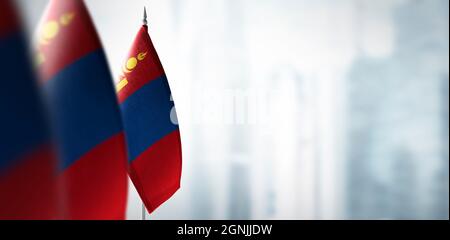 Piccole bandiere della Mongolia su uno sfondo sfocato della città Foto Stock
