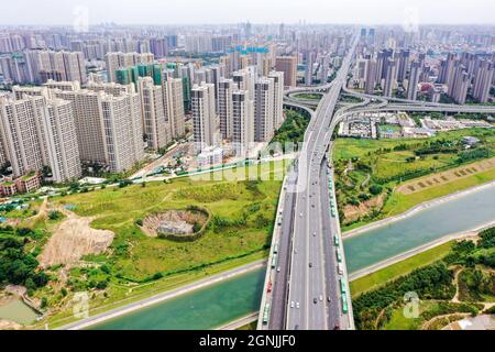 Zhengzhou, Zhengzhou, Cina. 26 settembre 2021. Il 23 settembre 2021, Zhengzhou, Henan, la ''Villa Nail Household' situata in fondo alla fossa nella cintura verde della terza circonvallazione occidentale. Dopo una pioggia pesante, il suolo intorno alla buca crollò. Quasi tutto il primo piano della casa è stato sommerso da limo ed è stato chiamato dai passanti-da ''la famiglia più miserabile del chiodo.'.questa casa è due edifici alti tre piani. È stato circondato da terra e bambù dal 2015. Il proprietario, il signor Zheng, ha detto che la gente ha vissuto qui per generazioni. Non c'è elettricità o acqua, e. Foto Stock