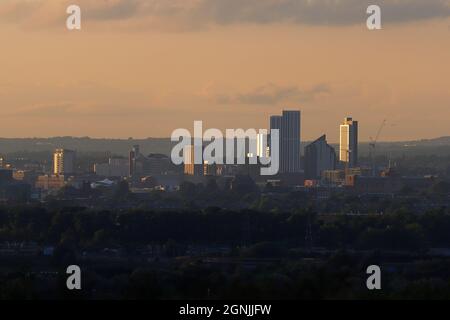 Tramonto nel centro di Leeds. Il gruppo di edifici sulla destra è Arena Quarter, che è principalmente alloggio per studenti Foto Stock