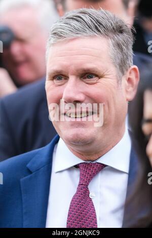 Brighton, Regno Unito. 26 settembre 2021. Brighton, Regno Unito. Domenica 26 settembre 2021. Sir Keir Starmer, leader del Labor Party parte dal Brighton Beach Club, dove lo spettacolo di Andrew Marr di questa settimana è stato girato Labor Party 2021 Conference Credit: Julie Edwards/Alamy Live News Foto Stock