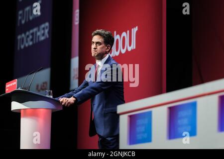 Brighton, Regno Unito. 26 settembre 2021. Brighton, Regno Unito. Domenica 26 settembre 2021. Ed Miliband, Shadow Secretary of state for Business, Energy and Industrial Strategy, si rivolge alla conferenza durante il dibattito su ambiente, energia e cultura Labour Party 2021 Conference Credit: Julie Edwards/Alamy Live News Foto Stock