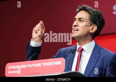 Brighton, Regno Unito. 26 settembre 2021. Brighton, Regno Unito. Domenica 26 settembre 2021. Ed Miliband, Shadow Secretary of state for Business, Energy and Industrial Strategy, si rivolge alla conferenza durante il dibattito su ambiente, energia e cultura Labour Party 2021 Conference Credit: Julie Edwards/Alamy Live News Foto Stock