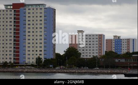 Alti e colorati edifici visti in Portsmouth UK., Foto Stock