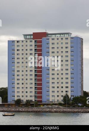 Alti e colorati edifici visti in Portsmouth UK., Foto Stock