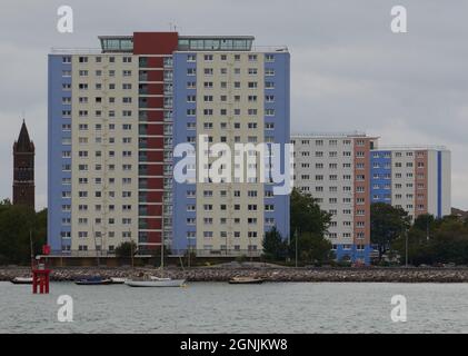 Alti e colorati edifici visti in Portsmouth UK., Foto Stock