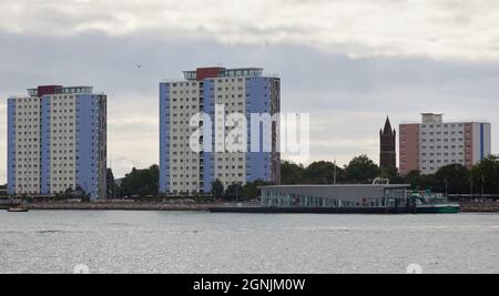 Alti e colorati edifici visti in Portsmouth UK., Foto Stock