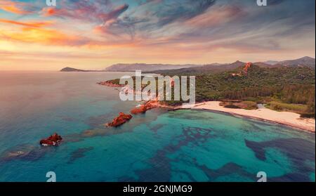 Colorata vista estiva dal drone volante della spiaggia di Cea con Red Rocks gli Scogli Rossi - Faraglioni. Scena dell'alba dell'isola di Sardegna, Italia, Europa. Foto Stock