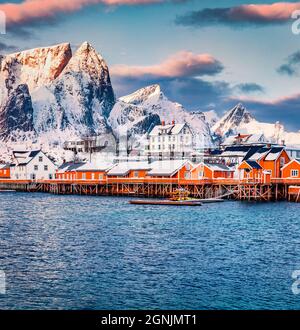 Fantastica alba invernale sulla baia di Gravdal. Colorata scena mattutina di popolare destinazione turistica - Isole Lofoten. Bella mare di Norvegia. Foto Stock