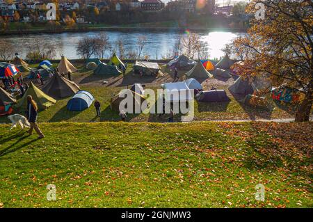 Trondheim, Norvegia – ottobre 25 2003: Accampamento di tenda in un parco in coda per il rilascio del biglietto del film Lord of the Rings il ritorno del Re. Foto Stock