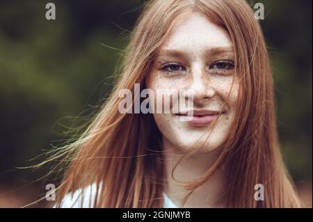 Primo piano ritratto di giovane ragazza zenzero brulicante teen Foto Stock