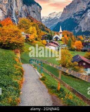 Incredibile vista autunnale della grande cascata nel villaggio di Lauterbrunnen. Maestosa scena all'aperto nelle Alpi svizzere, Oberland Bernese nel cantone di Berna, Swit Foto Stock