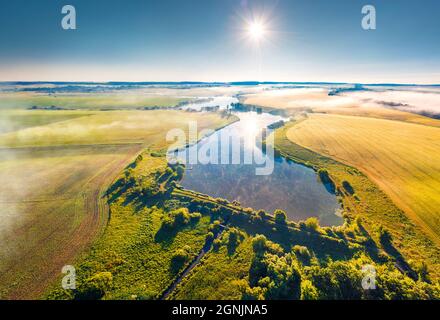 Perfetta scena estiva della campagna Ucraina, regione Ternopil. Vista dal drone volante del lago Angelivka. Luminoso paesaggio mattutino su Ucraina, Europa. Foto Stock