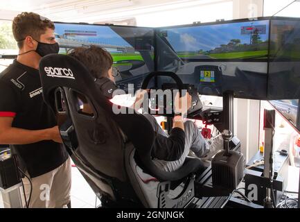 Vallelunga, Italia, 19 settembre 2021, Aci Racing week-end. Sala simulatore di guida, guida auto corsa apprendimento su attrezzature professionali di fascia alta Foto Stock