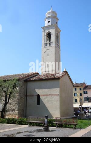 Campanile della chiesa del piccolo paese chiamato Lazise sulle rive del Lago di Garda nel Veneto del nord Italia Foto Stock