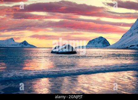 Incredibile tramonto invernale sulle Isole Lofoten, Norvegia, Europa. Scena mattutina innevata di popolare destinazione turistica - Skagsanden spiaggia, Flakstadoya isla Foto Stock