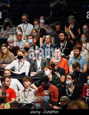 Brighton, Regno Unito. 26 settembre 2021. Delegati alla Conferenza del Partito Laburista che si svolge presso il Brighton Centre : Credit Simon Dack/Alamy Live News Foto Stock