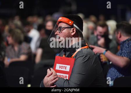 Brighton, Regno Unito. 26 settembre 2021. Delegati alla Conferenza del Partito Laburista che si svolge presso il Brighton Centre : Credit Simon Dack/Alamy Live News Foto Stock