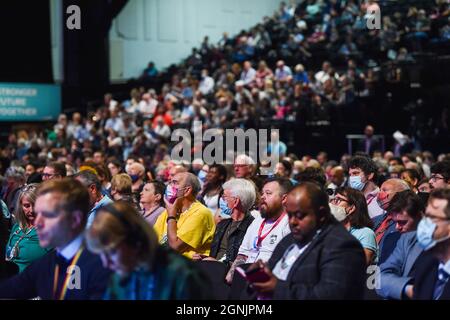 Brighton, Regno Unito. 26 settembre 2021. Delegati alla Conferenza del Partito Laburista che si svolge presso il Brighton Centre : Credit Simon Dack/Alamy Live News Foto Stock