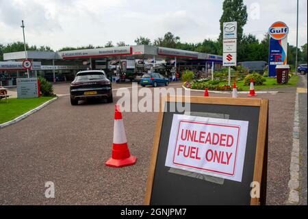 Littlewick Green, Berkshire, Regno Unito. 26 settembre 2021. Il distributore di benzina Gulf sulla A4 a Littlewick Green razionava benzina senza piombo a £20 a persona. Non era disponibile alcun diesel, ma si aspetta una consegna domani. La crisi della carenza di benzina è peggiorata nel corso del fine settimana in quanto le persone hanno acquistato panico. La continua carenza di conducenti di HGV dopo la Brexit continua. Credit: Maureen McLean/Alamy Live News Foto Stock