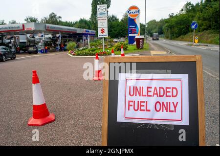 Littlewick Green, Berkshire, Regno Unito. 26 settembre 2021. Il distributore di benzina Gulf sulla A4 a Littlewick Green razionava benzina senza piombo a £20 a persona. Non era disponibile alcun diesel, ma si aspetta una consegna domani. La crisi della carenza di benzina è peggiorata nel corso del fine settimana in quanto le persone hanno acquistato panico. La continua carenza di conducenti di HGV dopo la Brexit continua. Credit: Maureen McLean/Alamy Live News Foto Stock