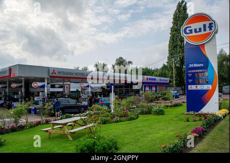 Littlewick Green, Berkshire, Regno Unito. 26 settembre 2021. Il distributore di benzina Gulf sulla A4 a Littlewick Green razionava benzina senza piombo a £20 a persona. Non era disponibile alcun diesel, ma si aspetta una consegna domani. La crisi della carenza di benzina è peggiorata nel corso del fine settimana in quanto le persone hanno acquistato panico. La continua carenza di conducenti di HGV dopo la Brexit continua. Credit: Maureen McLean/Alamy Live News Foto Stock