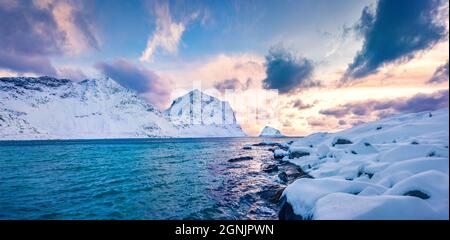 Vista dal drone volante di Vik Beach dopo un'enorme nevicata. Attraente scena serale delle Isole Lofoten. Incredibile tramonto invernale in Norvegia, Europa. DRAM Foto Stock