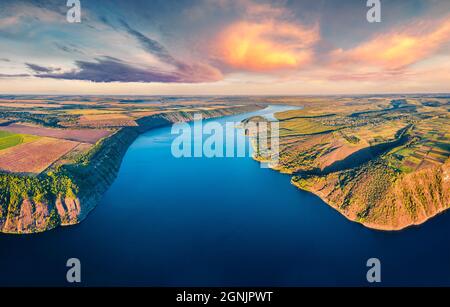 La vista del mattino dal drone volante della baia di Bakotska è fantastica. Fantastica alba estiva sul fiume Dnister, Ucraina, Europa. Bellezza della natura concetto backgroun Foto Stock