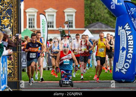 Warrington, Regno Unito. 26 settembre 2021. Domenica 26 Settembre 2021 - il Warrington Running Festival si è svolto per le strade locali, tra cui una mezza maratona, 10K, 5K e Kid's Run. Organizzato da "Run Through" gli eventi iniziarono da Winmarleigh Street e terminarono presso l'iconica Golden Gates di fronte al Municipio di Warrington: John Hopkins/Alamy Live News Foto Stock