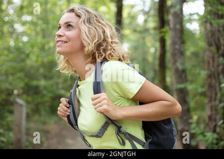 donna escursionista nella natura Foto Stock