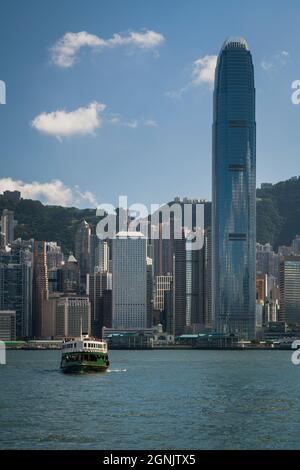 Un iconico traghetto Star attraversa Victoria Harbour dal centro dell'Isola di Hong Kong a Tsim Sha Tsui a Kowloon Foto Stock