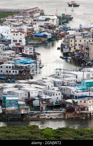 Telefoto vista delle case a palafitte ('Pang uk') e delle piccole barche a Tai o, Lantau Island, Hong Kong Foto Stock