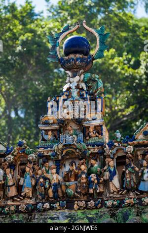 Particolare del fregio decorativo in ceramica sul tetto del tempio Kwan Tai a Tai o, Isola di Lantau, Hong Kong Foto Stock